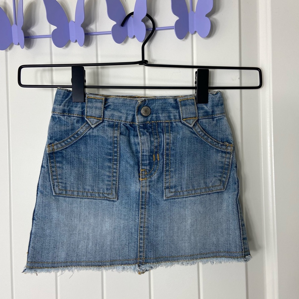 EUC Vintage Old Navy toddler girl’s light medium wash denim distressed hem skirt